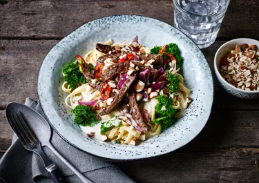 Grønkålspasta med rødløg og oksekød