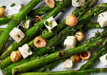 Vihreää parsaa ja välimerellistä juustoa