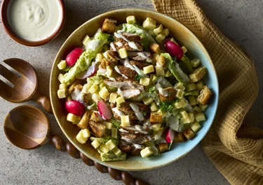 Svensk caesarsallad med kyckling, ost och krutonger