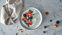 Skyr bowl with mixed berry