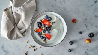 Skyr bowl with mixed berry