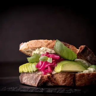 Sandwich med avocado og grøn pestocreme 