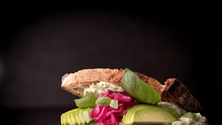 Sandwich med avocado og grøn pestocreme