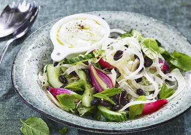 Krispig sallad med ostkräm