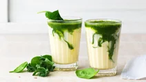 Mangoyoghurt med spenat & citronmelissjuice