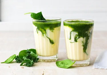 Mangoyoghurt med spenat & citronmelissjuice
