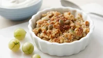 Glutenfri smulpaj med krusbär och vanilj