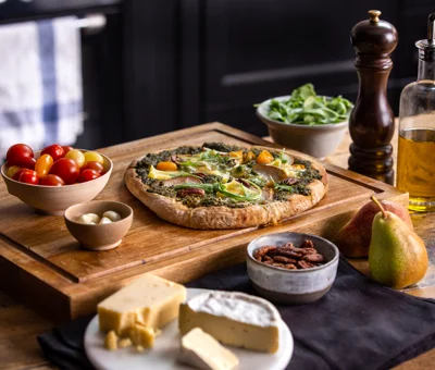 Briepizza med pære, pekannødder og pesto
