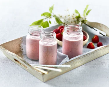 Erdbeer-Protein-Smoothie mit Himbeeren