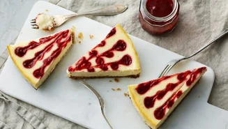 Cheesecake med citron och hallon