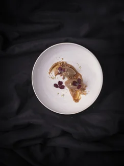 Kaffe-is  med saltkaramel  og crumble