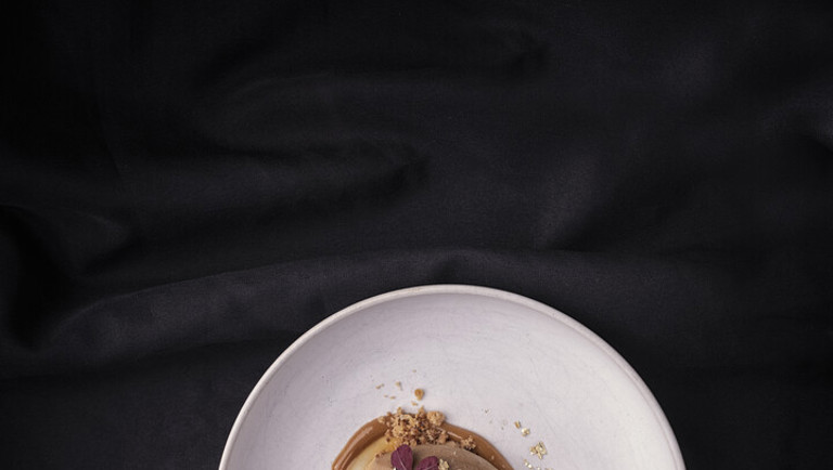 Kaffe-is med saltkaramel og crumble