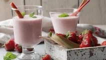 Frisk rabarber- och jordgubbssmoothie