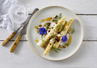 Hvide asparges med brunet smør