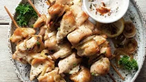 Pinchitos de pollo con crema de alcachofa y queso