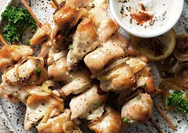 Pinchitos de pollo con crema de alcachofa y queso