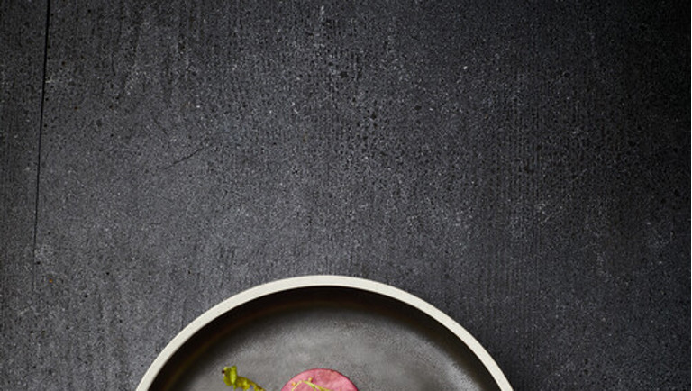 Ceviche på knoldselleri med radiser, pisket cremefraiche og flager af Unika® Efterglød