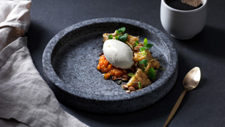 Mandelkaka med rårörda hjortron och vispad vaniljkräm