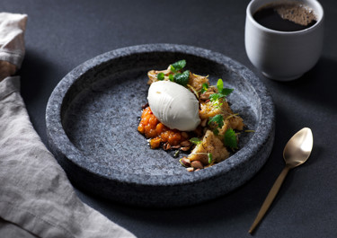 Mandelkaka med rårörda hjortron och vispad vaniljkräm