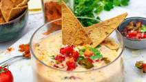 Mexikanischer Käsedip mit DIY Nachos von Küchendeern