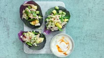 Lactosevrije kipsalade met zoete chilidressing