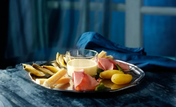 Käsefondue mit Artischocken, Räucherschinken und Gewürzgurken