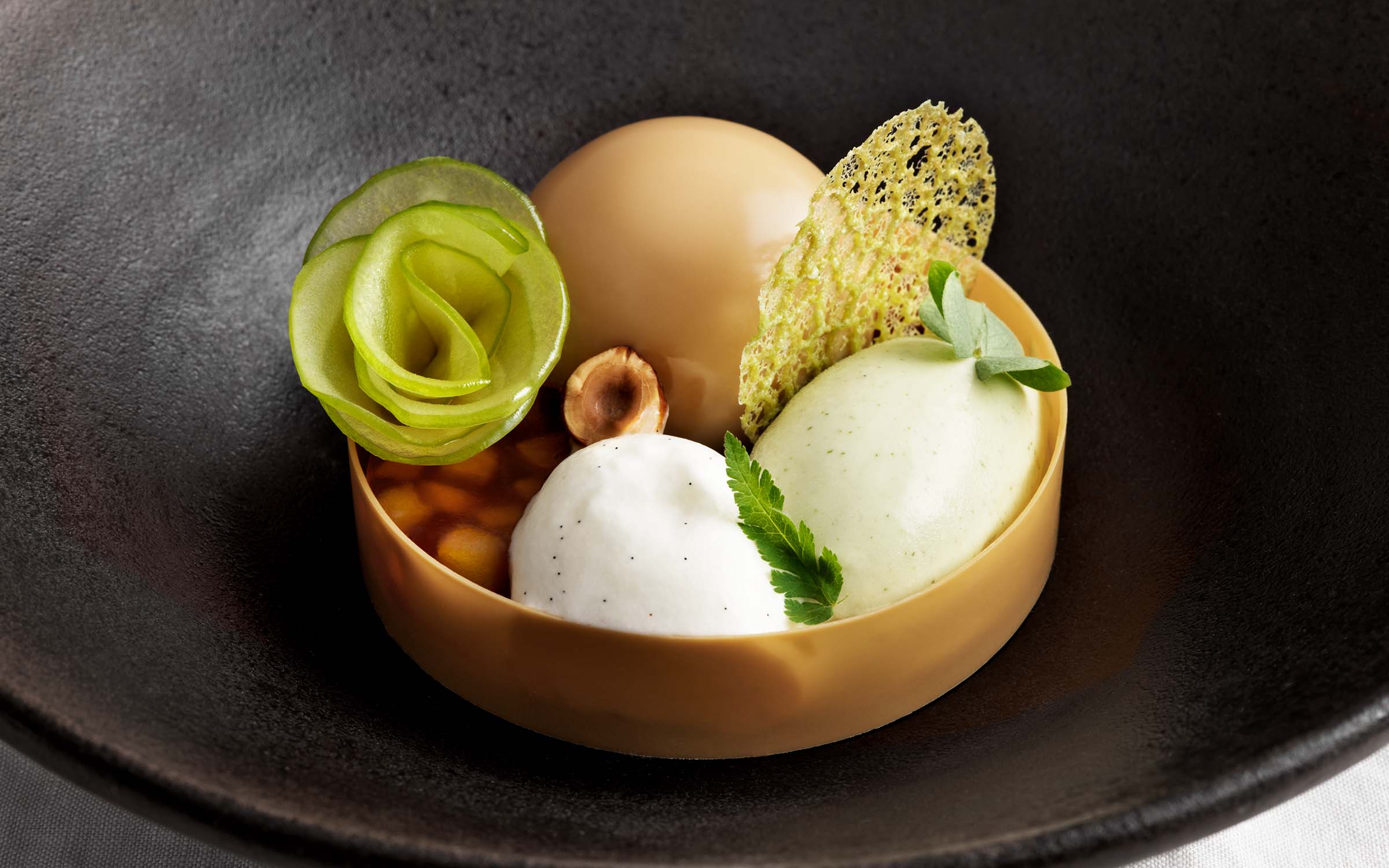 Karamelliseret chokolademousse med æble, hasselnødder, flødeostskum og urte-æblesorbet