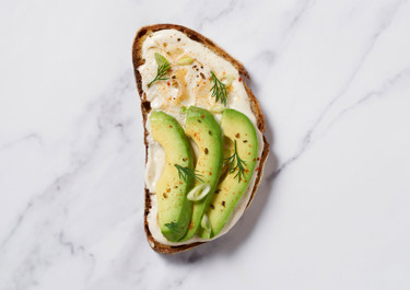 Avokado-tahinitoast paprikalla