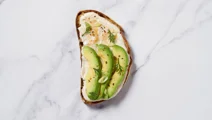 Oud brood avocado toast met paprika