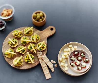 Nachos mit gelber Salsa und Höhlenkäse
