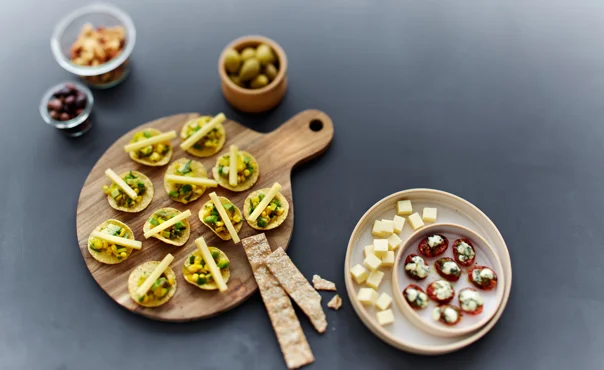Nachos mit gelber Salsa und Höhlenkäse