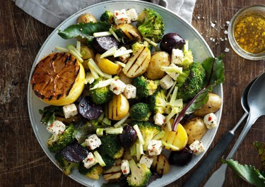 Välimerellinen grillattu perunasalaatti