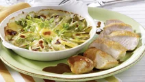 Kartoffel-Zuckerschoten-Gratin mit Käsesoße