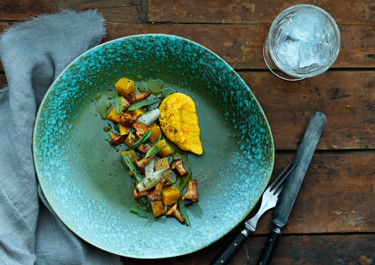 Gulbetor med kantareller och ugnsbakad schalottenlök