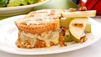 Söt toast med valnötter och päron