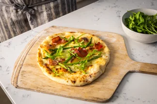 Weiße Pizza mit Speck & Spargel