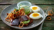 Marinerede sild med friterede løg