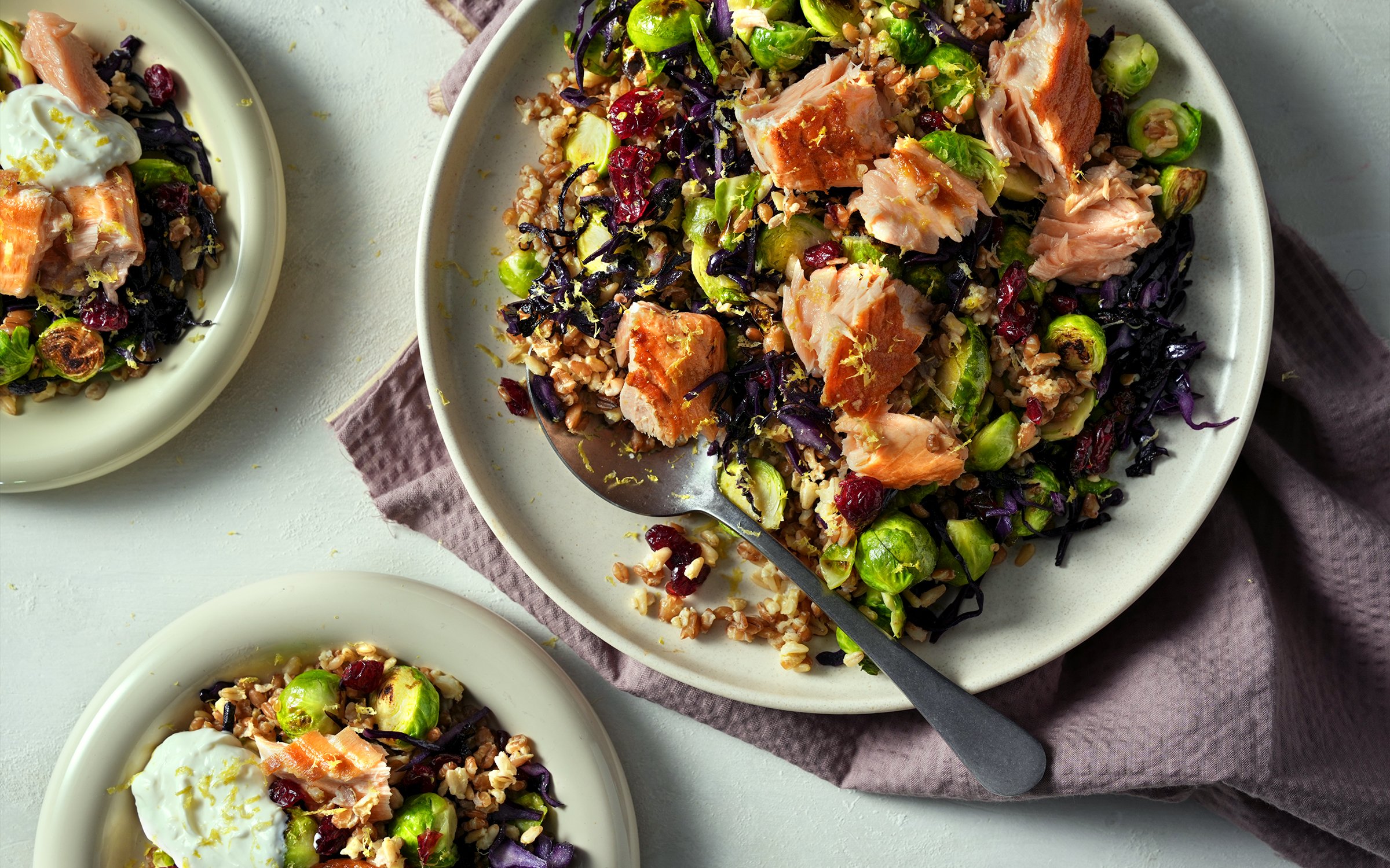 Varm vetesallad med stekt lax