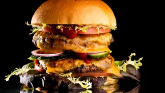 Double cheeseburger façon US au cheddar et crudités
