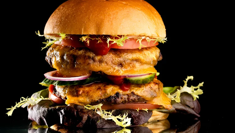 Double cheeseburger façon US au cheddar et crudités