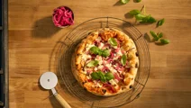 Pizza met tomatensaus en witte kaas