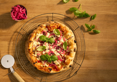 Pizza tomaattikastikkeella ja välimerellisellä juustolla