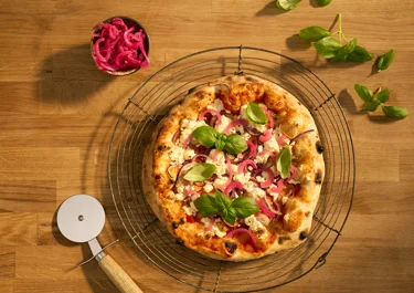 Pizza z sosem pomidorowym i białym serem