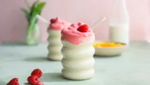Tropische eiwitrijke fruitshake met frambozenmousse