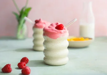 Protein-Fruchtshake mit Himbeerschaum