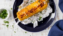 Gegrillter Maiskolben mit knusprigem Kräuterbrot