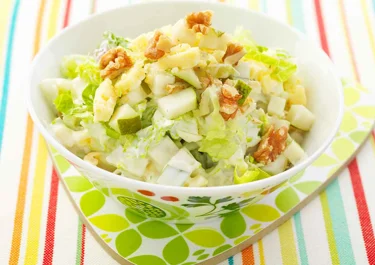 Ostsallad med päron och valnötter