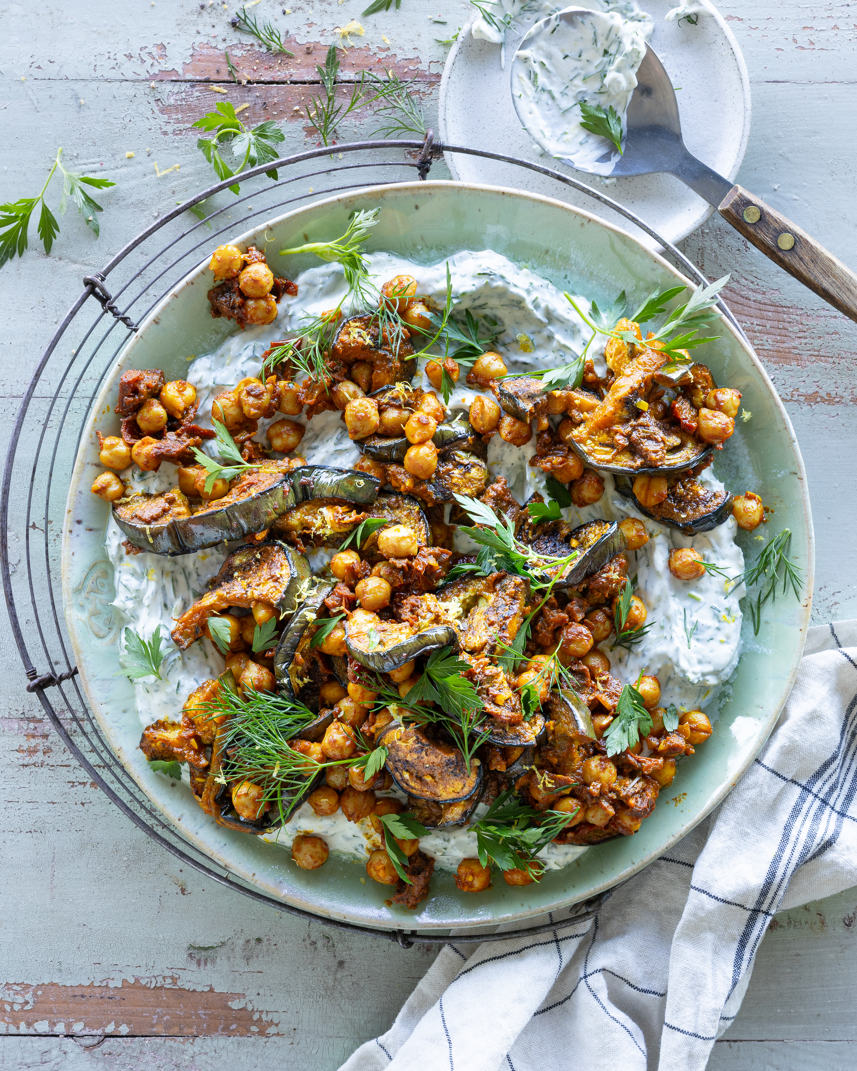 Borani med krydret aubergine og kikærter