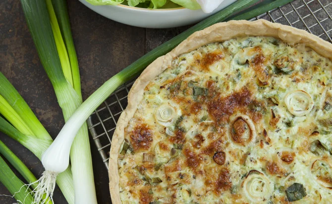 Tart with spring onions