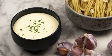 Klassinen valkosipulikastike modernilla juustoisella twistillä – täydellistä myös take away -annoksissa!